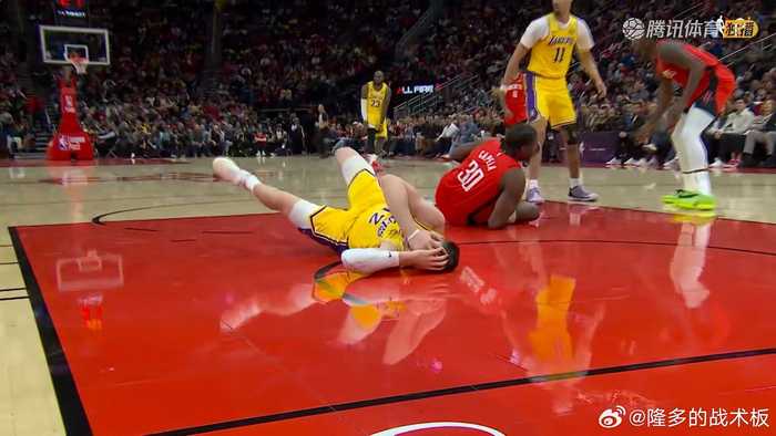 拉拉维亚拼抢球权引裁判回看，湖人火箭比赛现争议