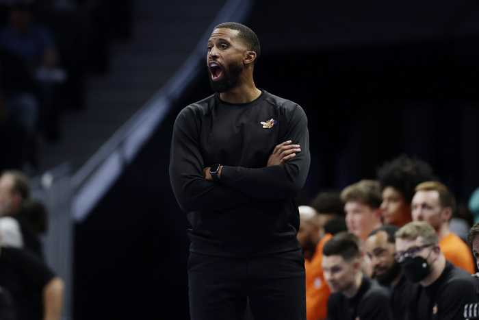 4连胜！黄蜂主帅：比赛最后阶段大家都很拼 每个人都很重视